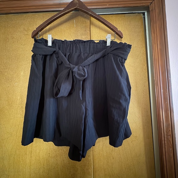 Elegant Black High Waist Tie Shorts - Picture 4 of 8